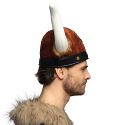 Vikingská prilba s kožušinou a rohmi